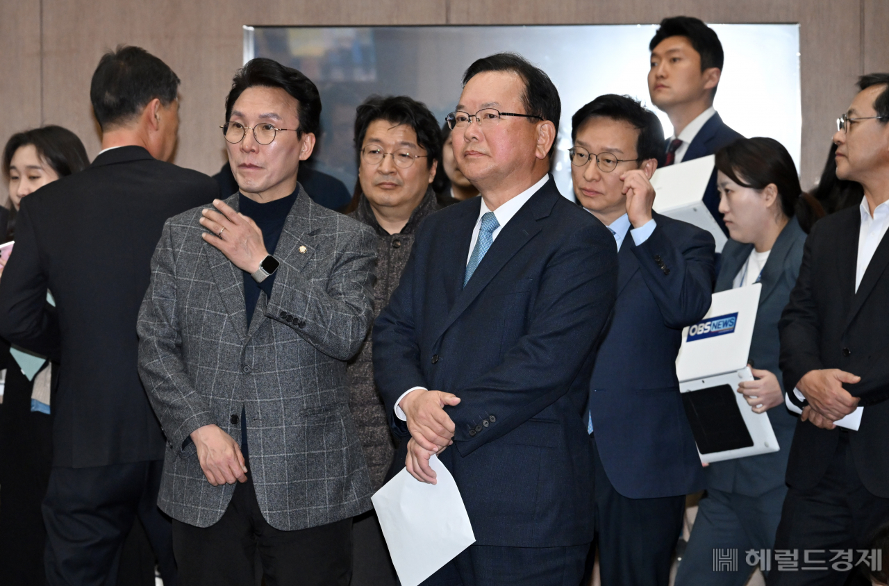 김부겸 전 국무총리가 11일 오후 서울 여의도 국회 소통관에서 기자회견을 하기 위해 차례를 기다리고 있다. 이상섭 기자
