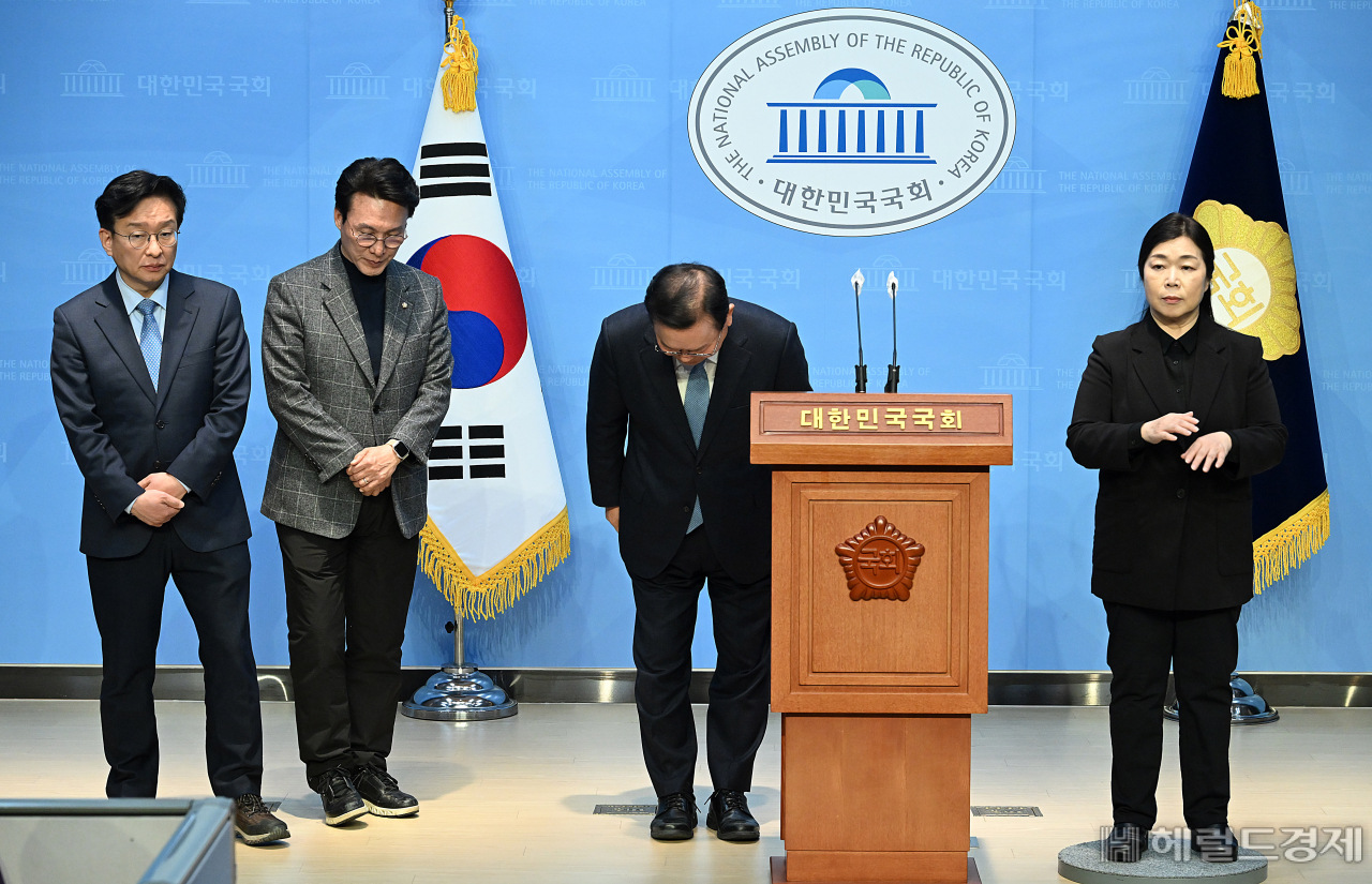 김부겸 전 국무총리가 11일 오후 서울 여의도 국회 소통관에서 기자회견을 하기 전 인사를 하고 있다. 이상섭 기자