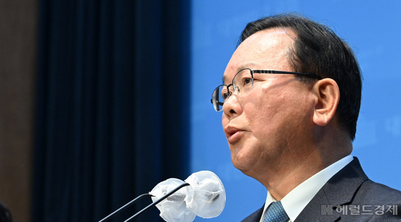 김부겸 전 국무총리가 11일 오후 서울 여의도 국회 소통관에서 기자회견을 하고 있다. 이상섭 기자