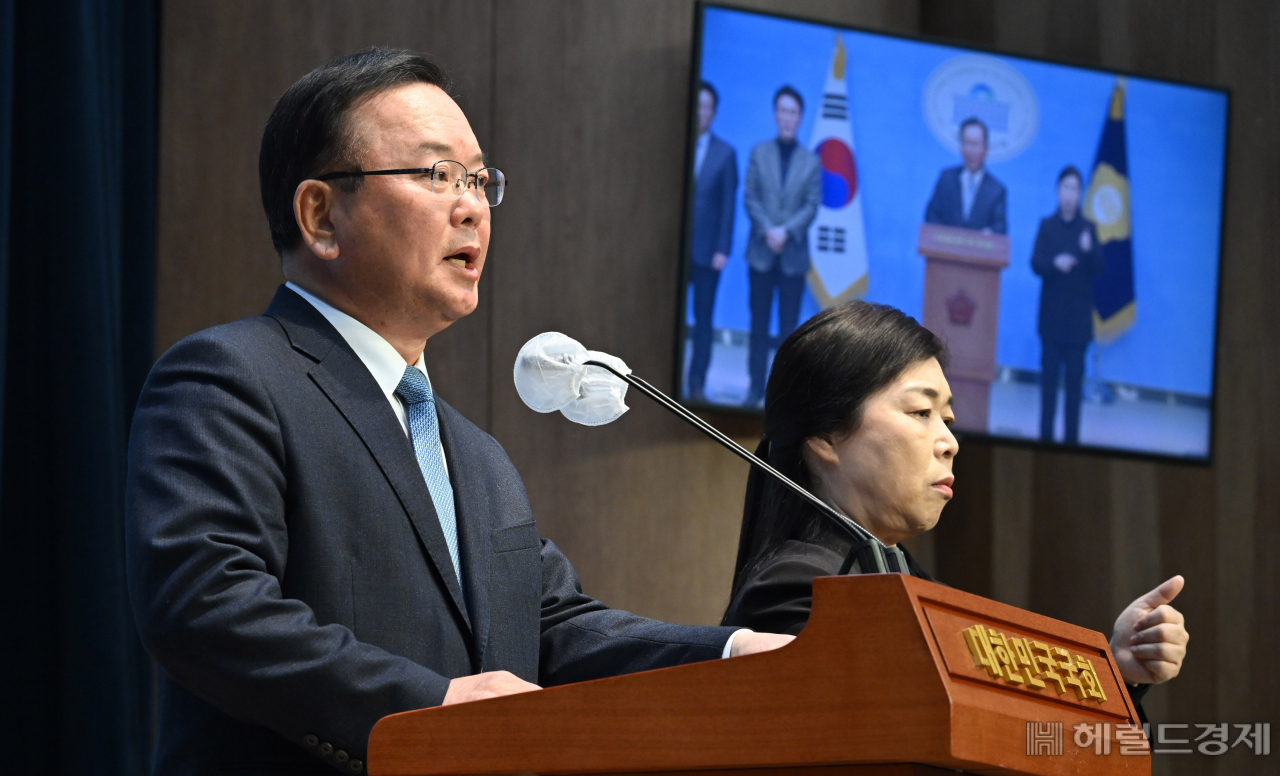 김부겸 전 국무총리가 11일 오후 서울 여의도 국회 소통관에서 기자회견을 하고 있다. 이상섭 기자