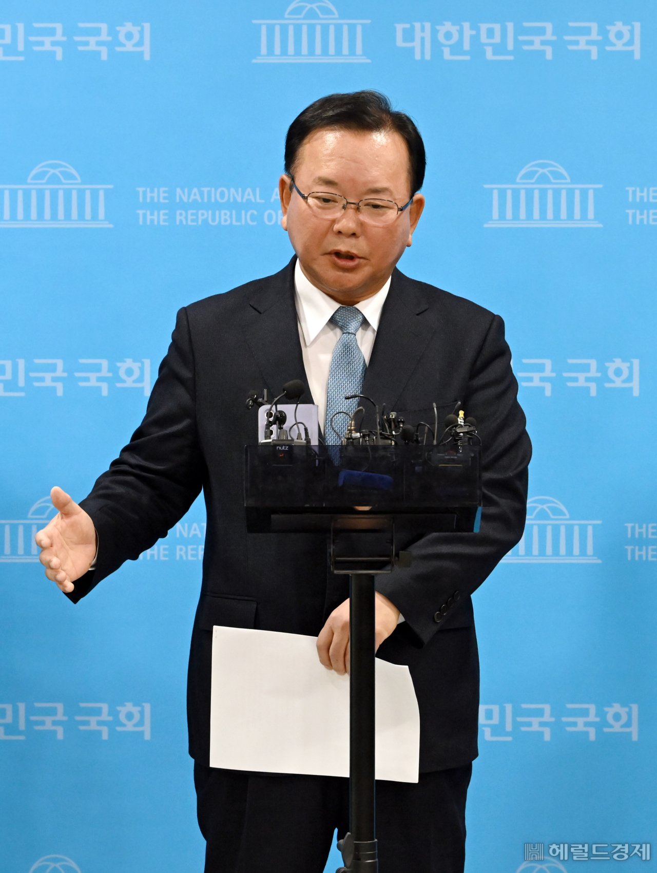 김부겸 전 국무총리가 11일 오후 서울 여의도 국회 소통관에서 기자회견을 마치고 취재진의 질문에 답변을 하고 있다. 이상섭 기자
