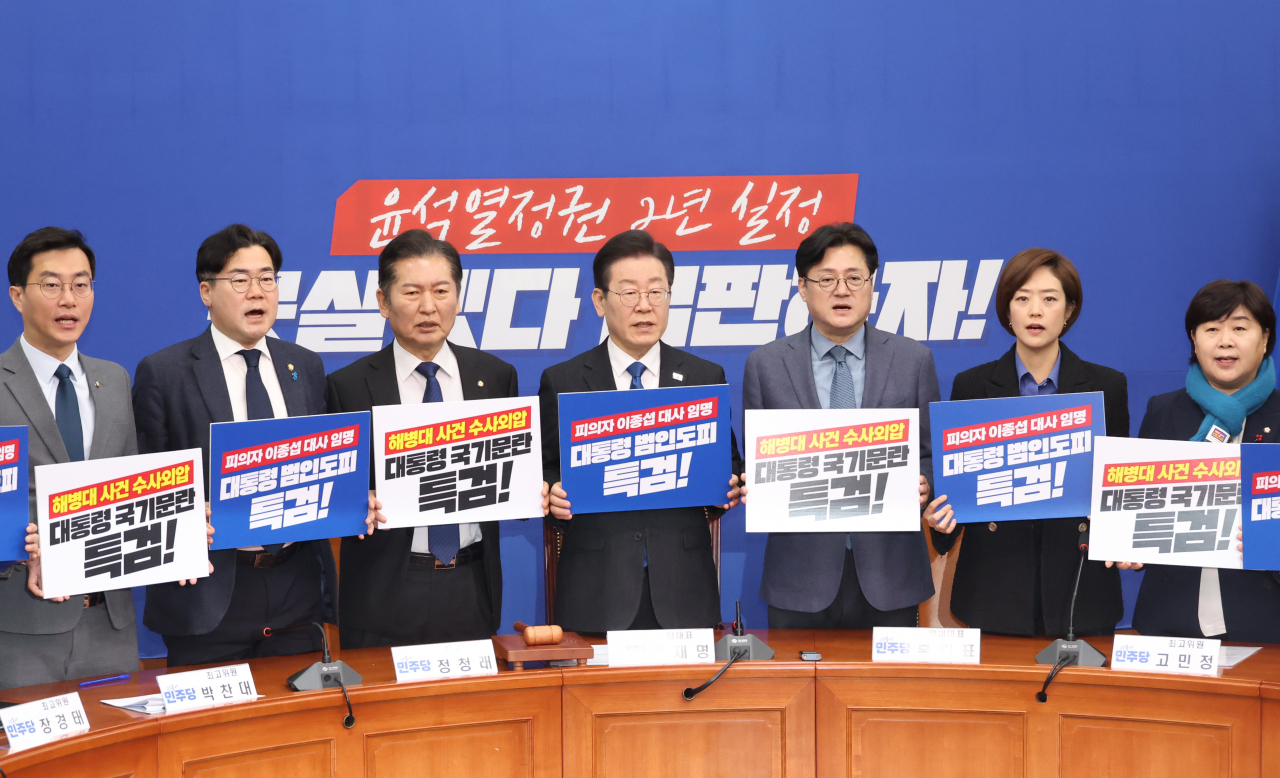 더불어민주당 이재명 대표와 홍익표 원내대표 등이 11일 국회에서 열린 최고위원회의에서 이종섭 주호주 대사 내정자 출국을 규탄하는 피케팅을 하고 있다.