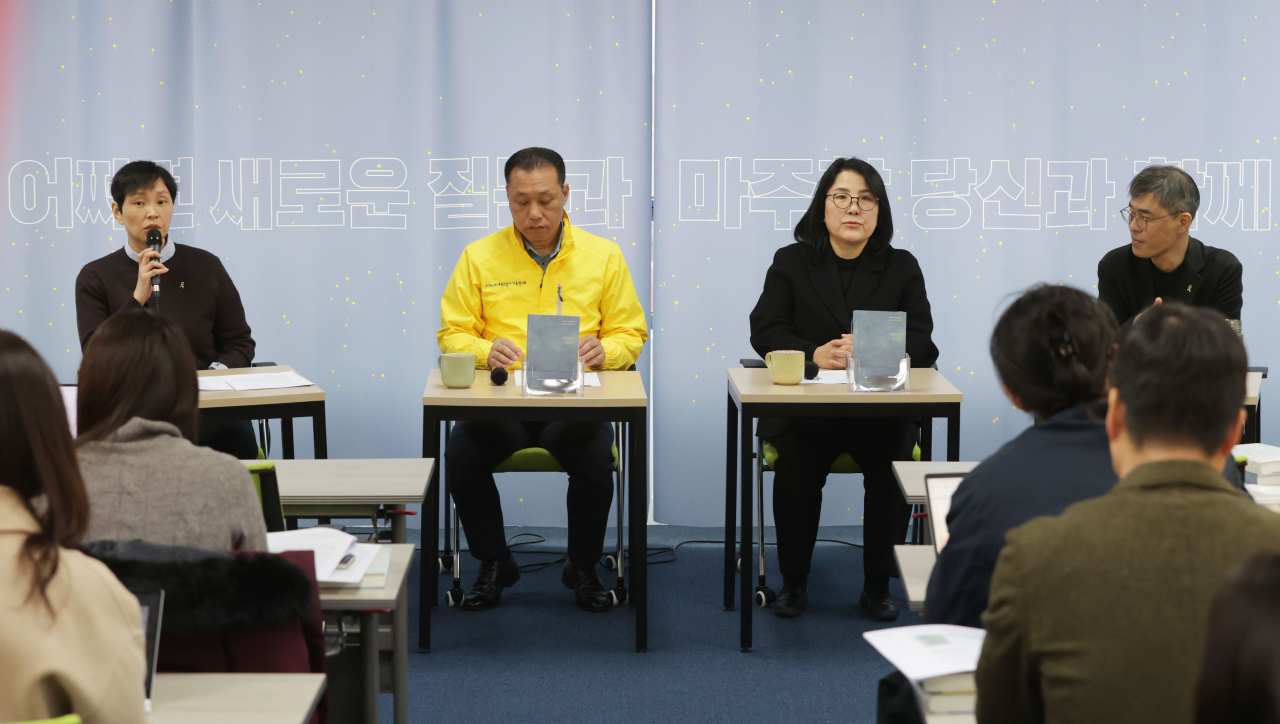 11일 오전 서울 중구 재난피해자권리센터에서 세월호 10주기 기록집 '520번의 금요일'과 '봄을 마주하고 10년을 걸었다' 출간 기자간담회가 열리고 있다. 왼쪽부터 유해정작가, 김종기(수진아빠), 강지은(상준엄마) , 강곤 작가. [연합]