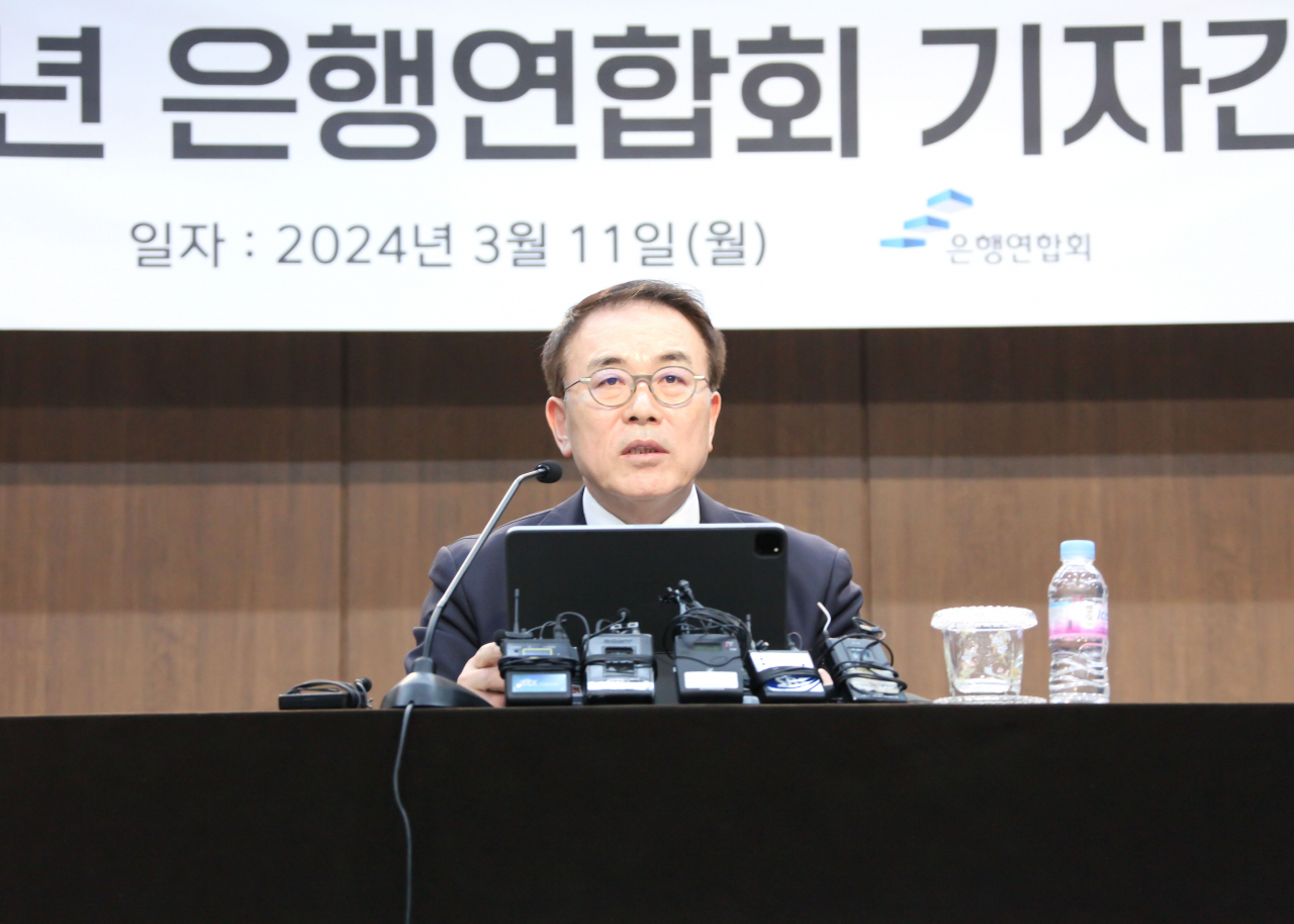 조용병 은행연합회장이 이달 11일 오후 서울 중구 은행회관에서 열린 기자간담회에서 발언을 하고 있다. [은행연합회 제공]