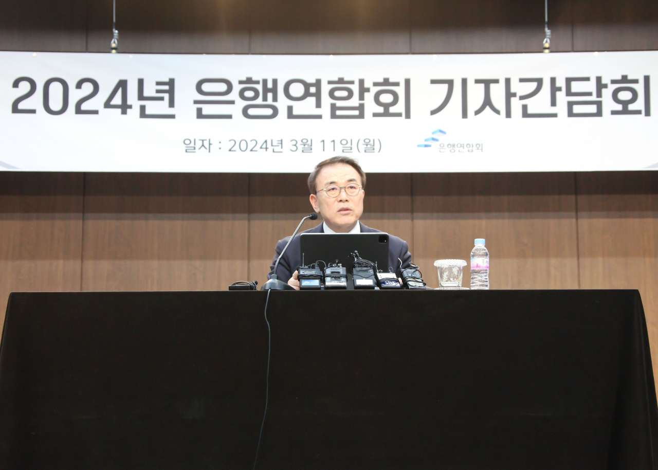 조용병 은행연합회장이 11일 오후 서울 중구 은행회관에서 열린 기자간담회에서 취재진 질의에 답변하고 있다. [은행연합회 제공]