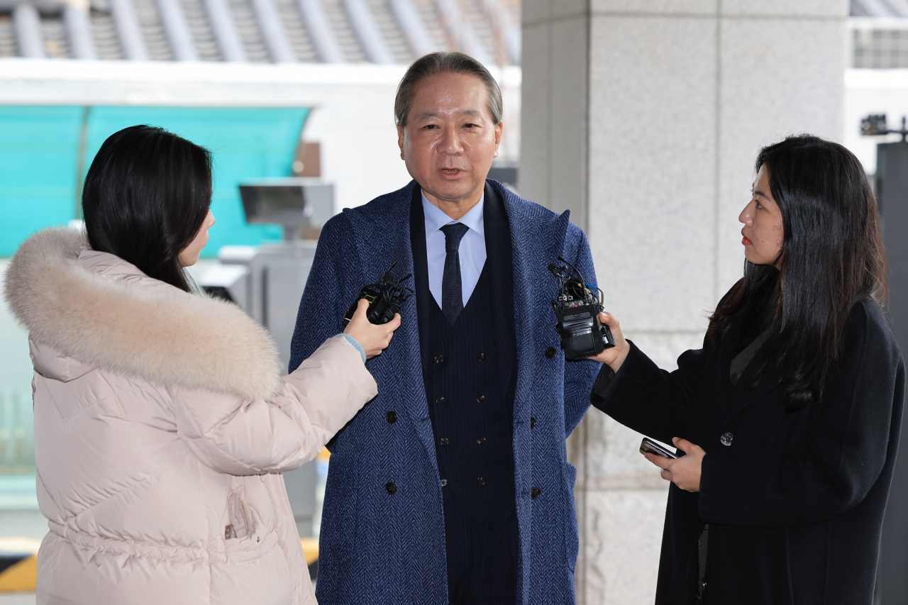 주수호 대한의사협회 비상대책위원회 언론홍보위원장이 11일 오전 고소인 조사에 출석하려고 서울 종로구 서울경찰청 자하문로별관 사이버수사과로 향하며 입장을 밝히고 있다. 앞서 의협은 지난 3일 열린 의사 총궐기대회에 제약회사 직원을 강제로 동원한 것이 사실이 아니라면서 온라인상에 해당 소문을 퍼뜨린 사람을 고소했다. 연합뉴스