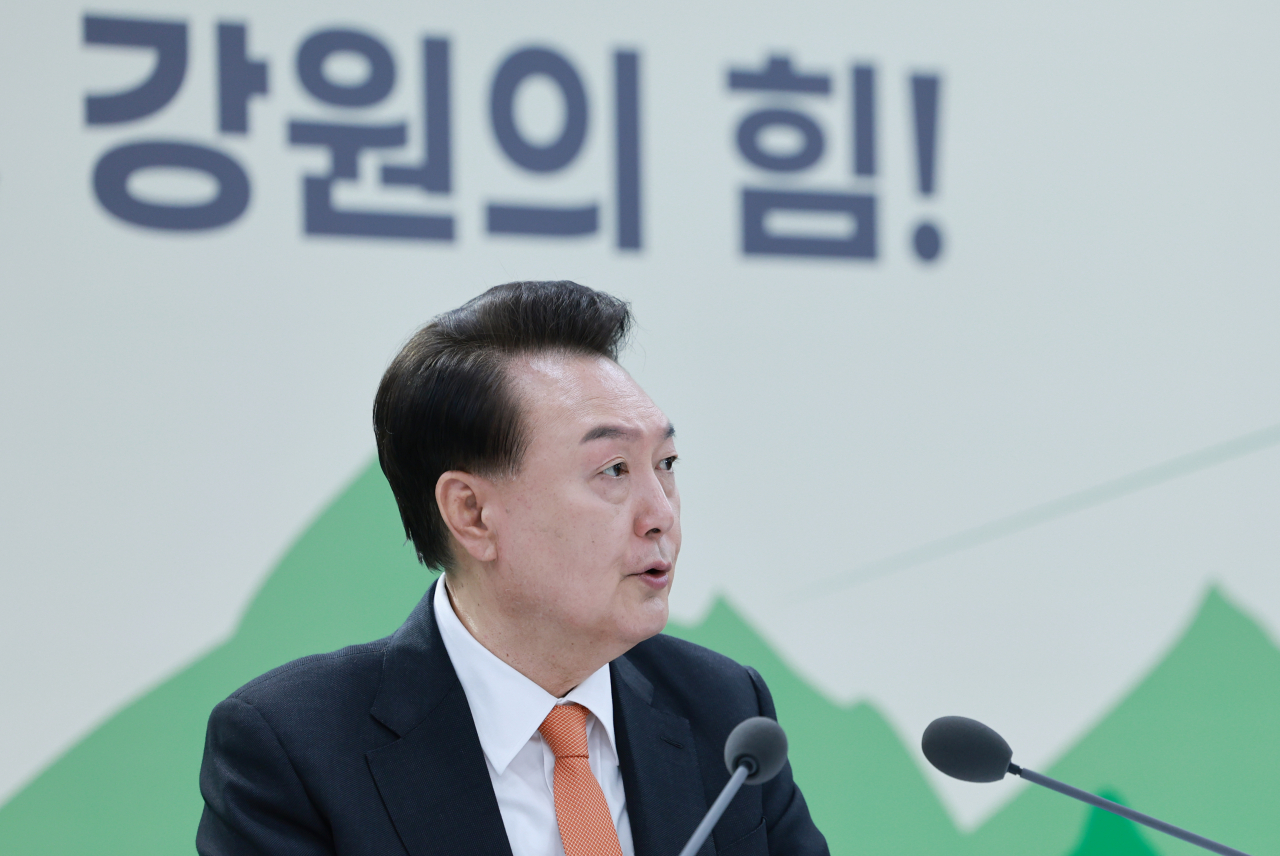 윤석열 대통령이 11일 강원특별자치도 춘천 강원도청 별관에서 ‘민생을 행복하게, 강원의 힘!’을 주제로 열린 열아홉 번째 ‘국민과 함께하는 민생토론회’에 참석해 모두 발언을 하고 있다. [연합]