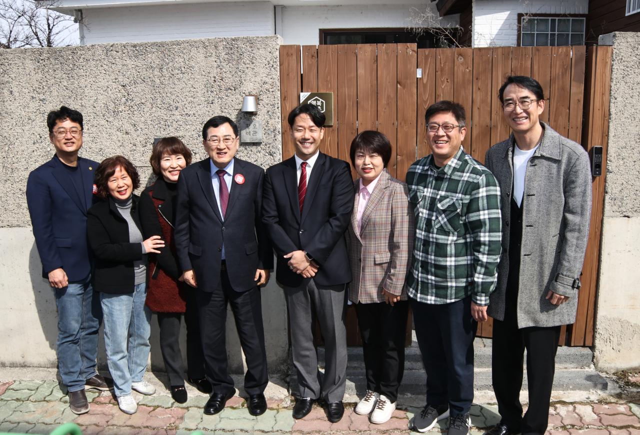 경주시는 11일 행복황촌 도시재생 거점시설인 마을호텔 '행복꿈자리'등 외국인관광도시민박업 내국인 숙박 특례 전환 시설로 마을호텔 4곳에서 현판식을 개최했다.[경주시 제공]
