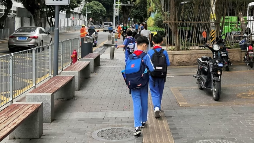 경기도 의정부시가 초등학교 1학년 자녀를 둔 직원이 1시간 늦게 출근해 돌봄 부담을 더는 방안을 추진한다. 사진은 초등학생 등교 모습