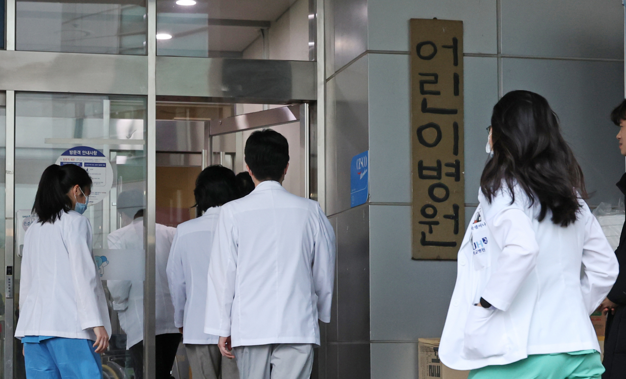 의료진이 11일 오후 서울 종로구 서울대병원에 들어서고 있다. 서울의대 교수협의회 비상대책위원회는 이날 긴급총회를 열고 의대 증원 신청과 전공의 사직 등에 대한 대책을 논의했다. [연합]