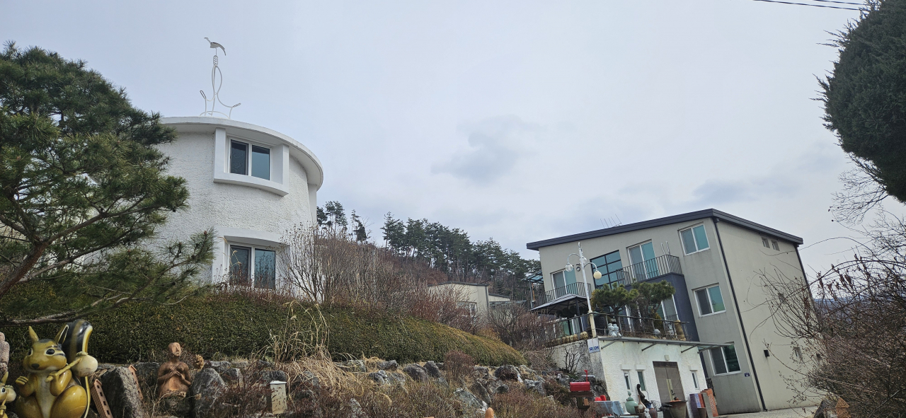 경기도 양평군 강하면에 강제경매 물건으로 나왔던 한 단독주택 전경. [고은결 기자]