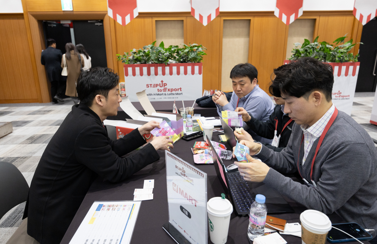 한국무역협회가 11일부터 이틀 동안 코엑스에서 미국 H Mart와 베트남 롯데마트 MD를 초청해 개최한 상담회에서 참여한 기업이 자사의 제품을 롯데마트와 H Mart 담당자에게 설명하고 있다. [한국무역협회 제공]