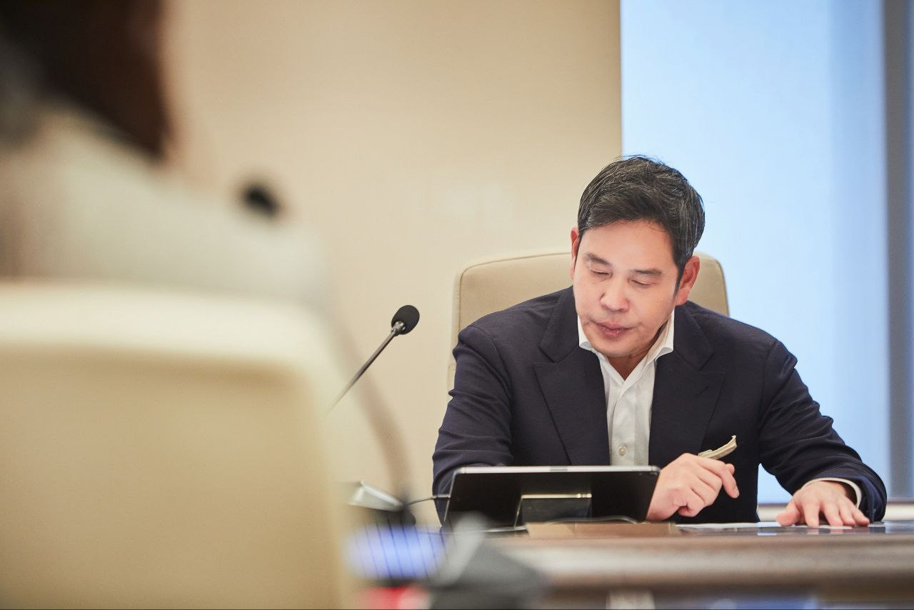 정용진 신세계그룹 부회장이 지난 2월 신입사원 면접에 참석해 질의 응답을 하고 있다. [신세계그룹 제공]