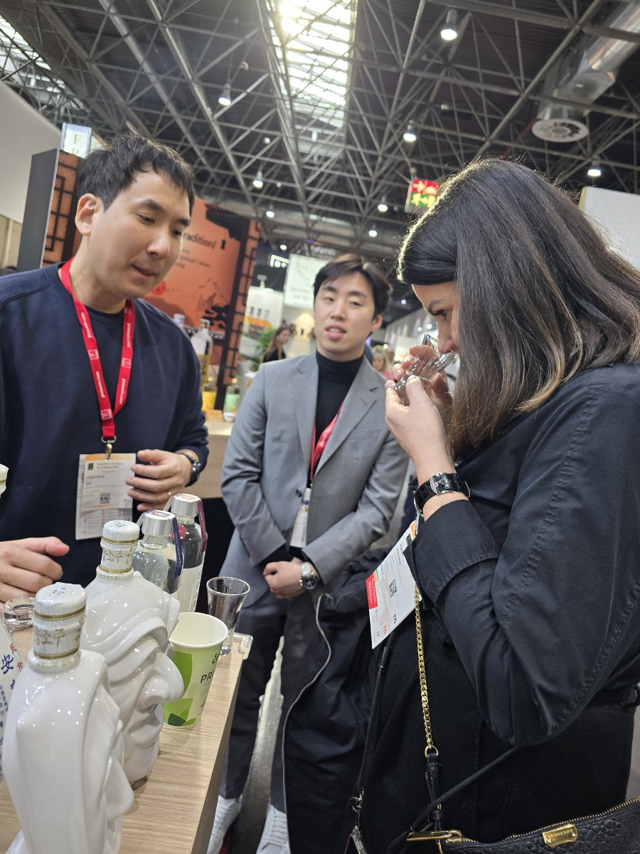 독일 뒤셀도르프에서 열리고 있는 ProWein 2024에서 안동소주 시음회가 진행되고 있다.[경북도 제공]
