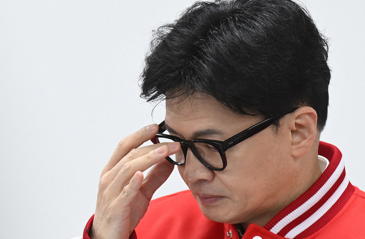 한동훈 국민의힘 비상대책위원장이 지난 11일 오전 서울 영등포구 여의도 중앙당사에서 열린 비상대책위원회의에서 안경을 고쳐쓰고 있다. 이상섭 기자