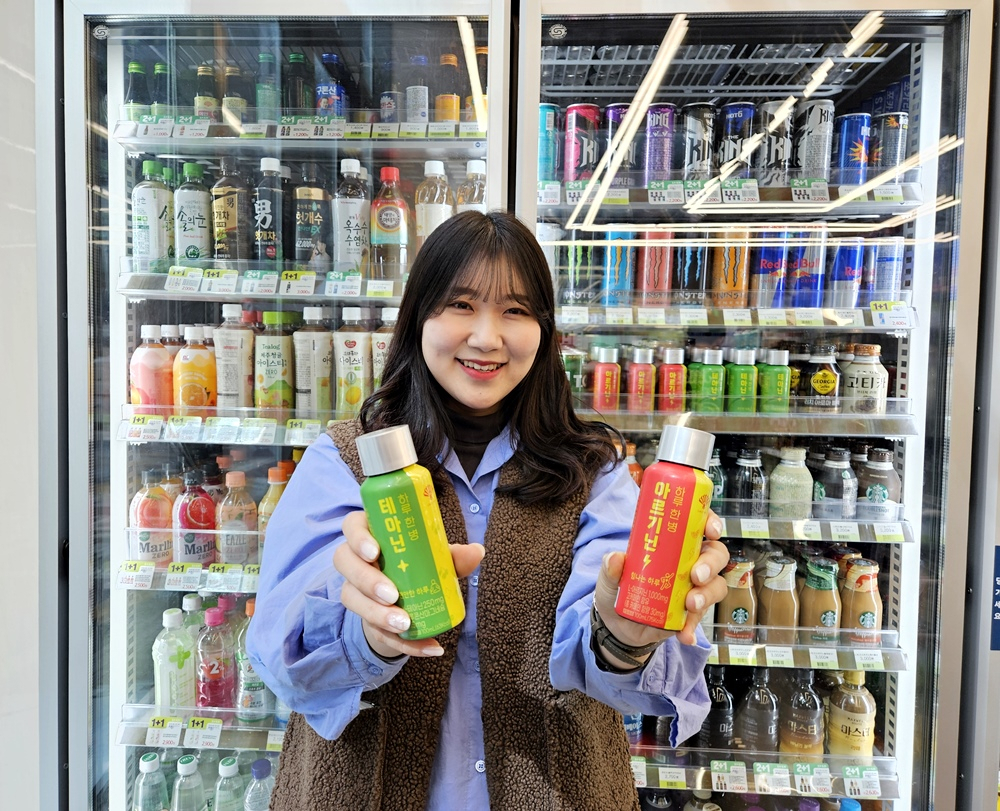 모델이 CU ‘하루 한 병’ 제품을 들고 있다. [BGF리테일 제공]