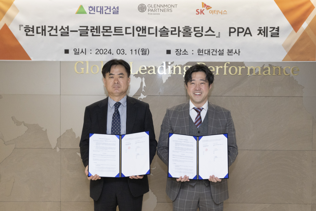 현대건설-글렌몬트디앤디솔라홀딩스 서명식. 현대건설 인프라투자개발실 차영일 상무(왼쪽)와 글렌몬트디앤디솔라홀딩스 정주형 대표이사가 서명식 후 기념사진을 촬영하고 있다. [현대건설]