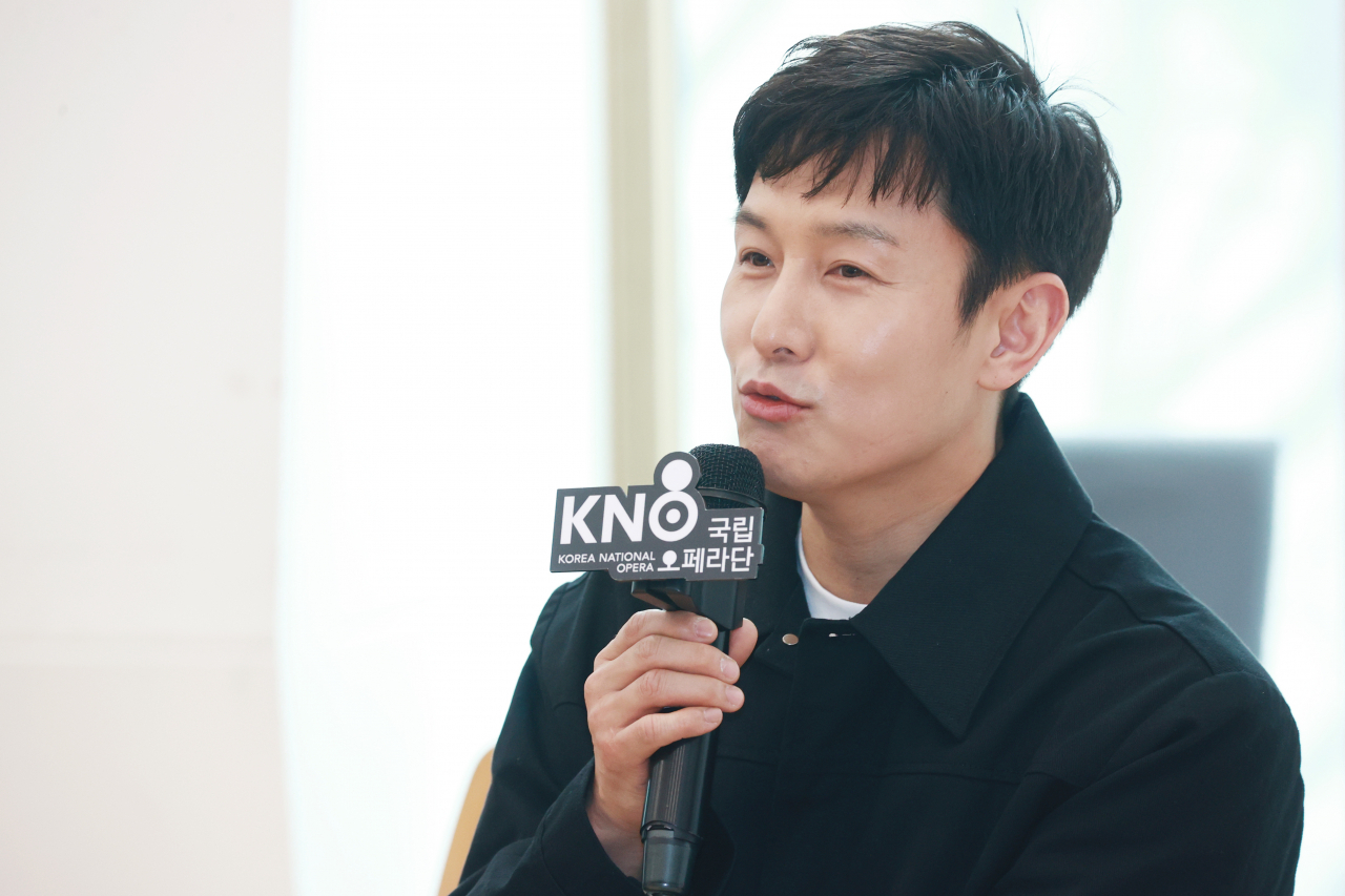 국립오페라단의 국내 초연 ‘한여름 밤의 꿈’ 프로덕션 미팅에서 ‘퍽’ 역을 맡은 가수 김동완 [연합]