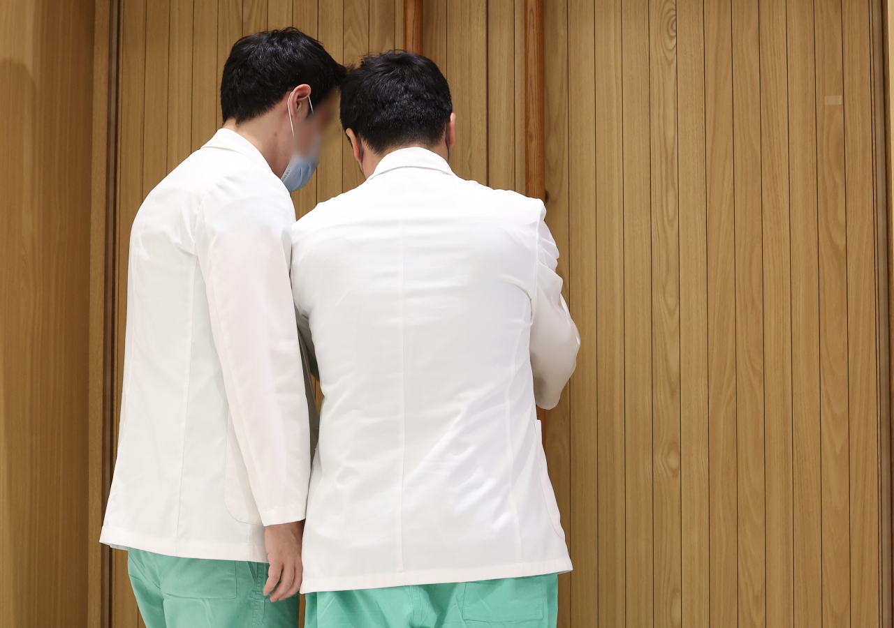 서울의대 교수협의회 비상대책위원회가 지난 11일 오후 서울 종로구 서울대병원에서 연 긴급총회에 의료진이 들어서고 있다. [연합]