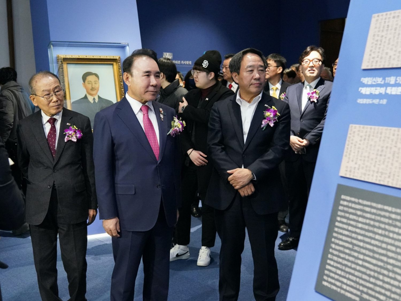 윤홍근(가운데) 제너시스BBQ 그룹 회장이 ‘김상옥, 겨레를 깨우다’ 특별전을 둘러보고 있다. [제너시스BBQ 그룹 제공]