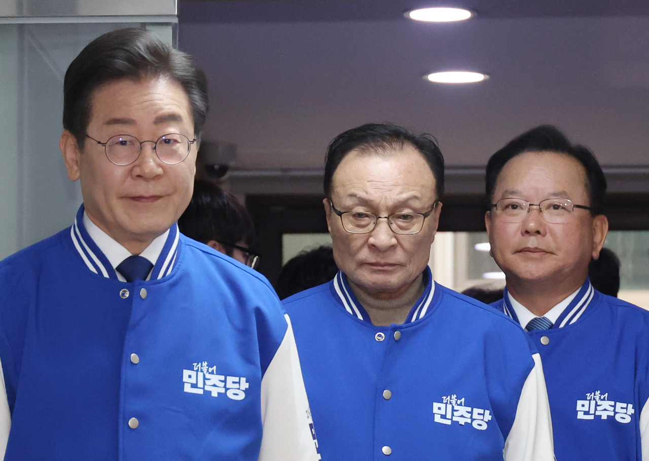 12일 더불어민주당 여의도 당사에서 열린 선거대책위원회 출범식에서 상임선대위원장을 맡은 이재명 대표(왼쪽부터)와 이해찬 전 대표, 김부겸 전 국무총리가 함께 입장하고 있다. [연합]