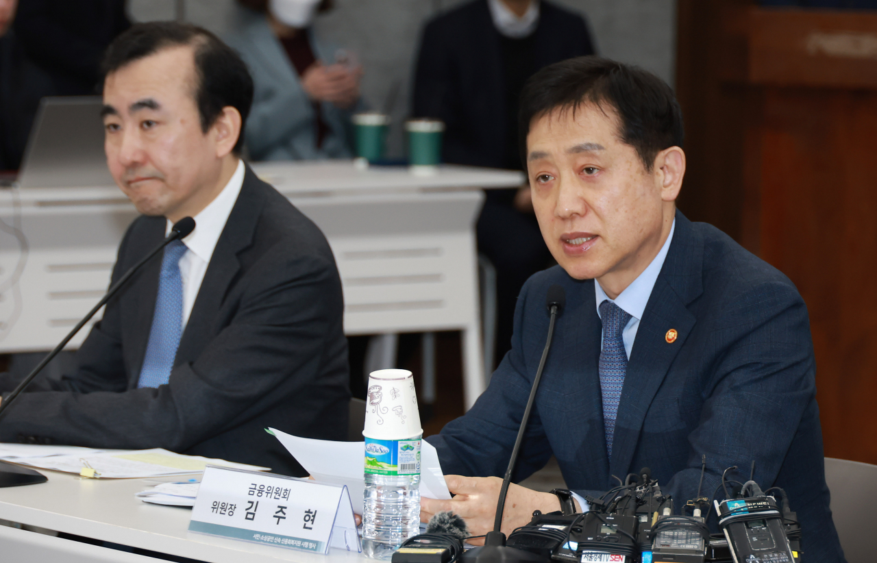 김주현(오른쪽) 금융위원장이 12일 오전 서울 중구 은행회관에서 개최한 서민·소상공인에 대한 신속 신용회복 지원 시행 행사에 참석했다.[금융위원회 제공]