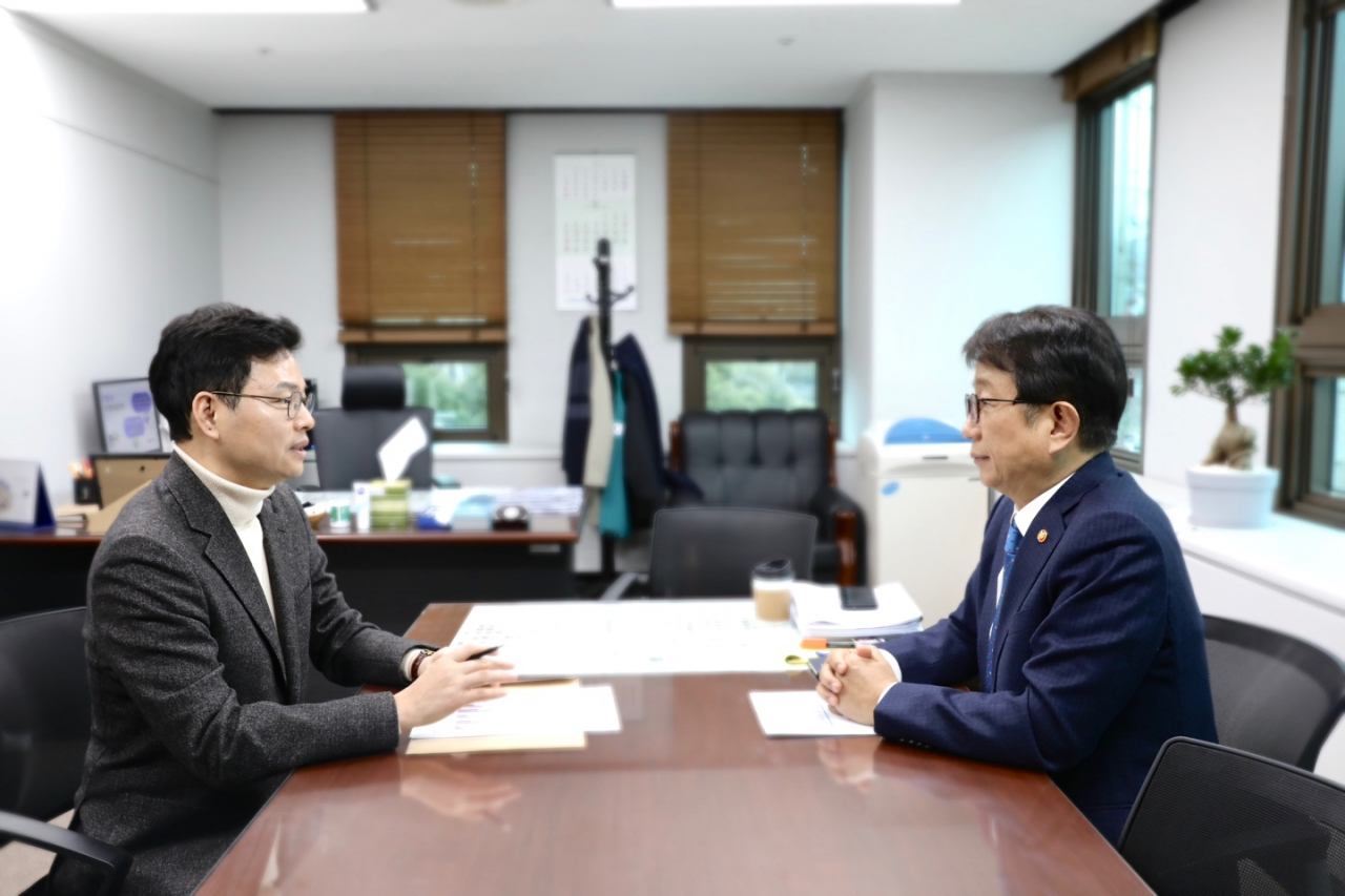 박정훈 국민의힘 서울 송파갑 예비후보(사진 왼쪽)가 박상우 국토교통부 장관(오른쪽)을 만나 송파구 투기과열지구 해제와 주거정책심의위원회의 조속한 개최를 건의하고 있다[박정훈 국민의힘 서울 송파갑 예비후보 측 제공]