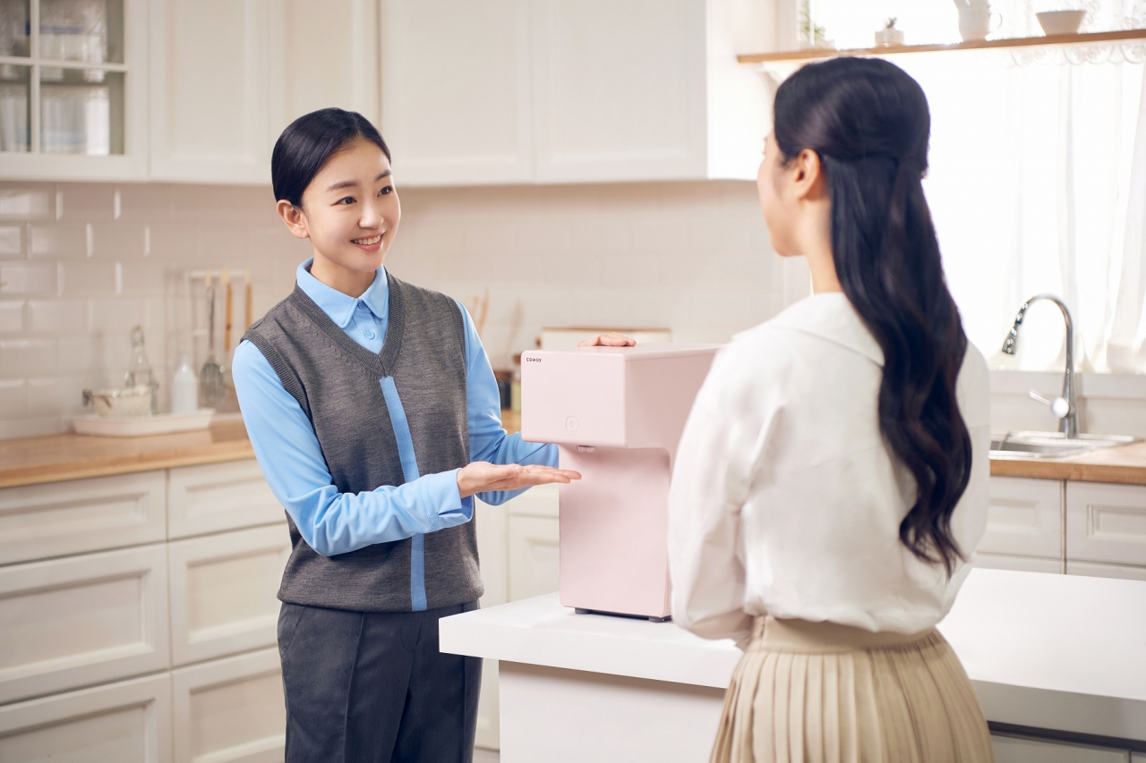 코웨이 코디 방문 서비스 모습[코웨이 제공]