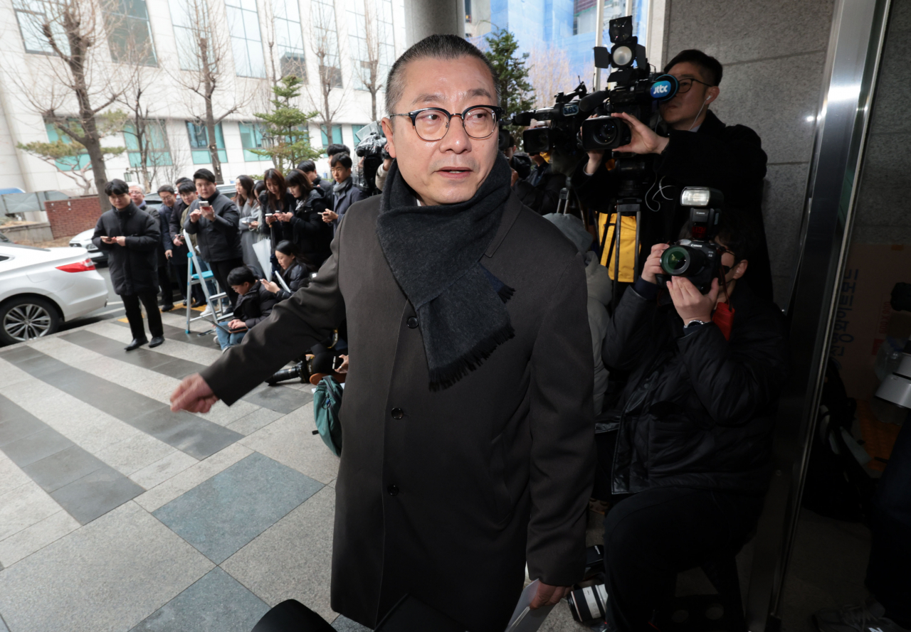 박명하 대한의사협회 비대위 조직강화위원장이 12일 오전 전공의 집단 사직 공모 의혹과 관련한 경찰 소환 조사를 받기 위해 서울 마포구 서울경찰청 공공범죄수사대로 출석하고 있다. [연합]