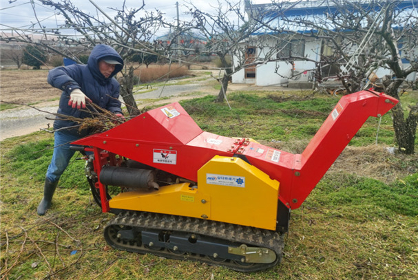 한 농가에서 농업인이 영농부산물을 파쇄하고 있다. [사진=부산시]
