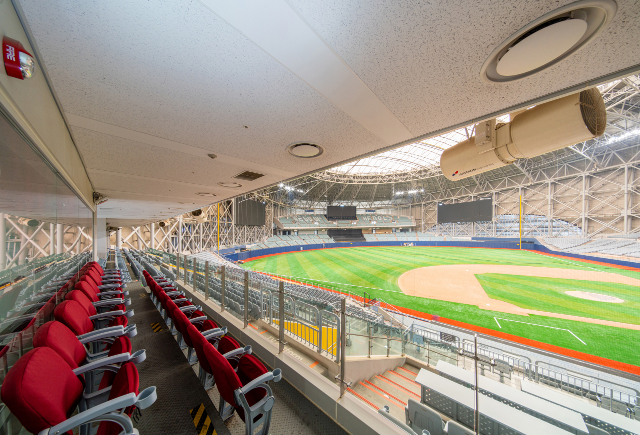 서울시는 오는 20&sim;21일 국내 최초로 열리는 메이저리그(MLB) 월드투어 서울시리즈 경기에 가족돌봄청년 등 소외계층 300명을 초청한다. 사진은 메이저리그급 시설로 새단장한 서울 고척스카이돔.[서울시 제공]