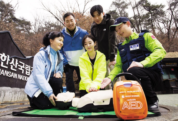 에스원 직원들이 북한산국립공원 관계자들에게 심장자동충격기(AED) 사용법을 안내하고 있다. [에스원 제공]