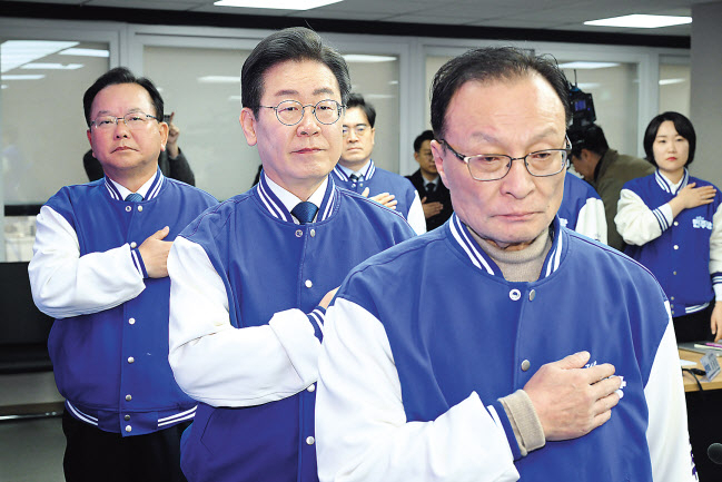 더불어민주당 상임공동선거대책위원장인 김부겸(왼쪽부터) 전 국무총리와 이재명 대표, 이해찬 전 대표가 12일 서울 여의도 중앙당사에서 열린 ‘정권심판 국민승리 선거대책위원회 출범식’에 참석해 국민의례를 하고 있다. 이상섭 기자