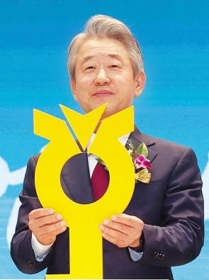 강호동 신임 농협중앙회장이 11일 오후 서울 중구 농협중앙회에서 열린 취임식에서 기념 퍼포먼스를 하고 있다. [연합]