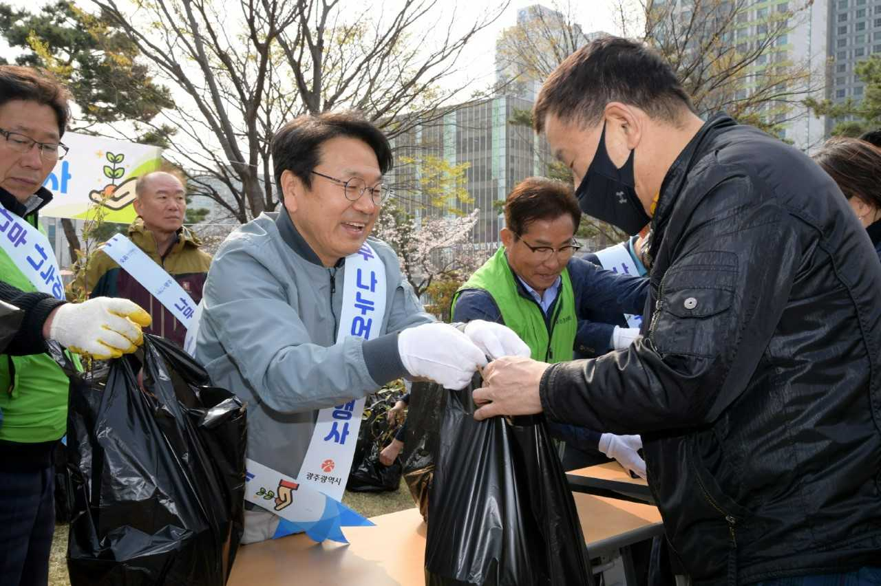 광주광역시는 25일부터 30일까지 ‘반려식물과 함께하는 나무 나누어주기 행사’를 개최한다.