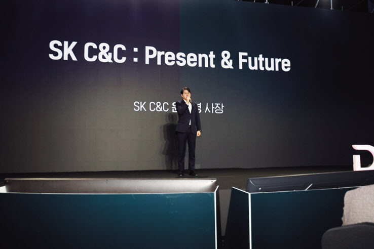 윤풍영 SK㈜ C&C 사장이 12일 서울 강남구 그랜드 인터컨티넨탈 서울 파르나스 호텔에서 열린 ‘디지털 원(Digital ONE) 2024’ 행사에서 기조연설을 하고 있다. [SK㈜ C&C 제공]