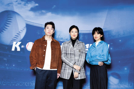 티빙이 12일 서울 마포구 CJ ENM 사옥에서 ‘티빙 K-볼 설명회 서비스 설명회’를 열고 프로야구(KBO 리그) 뉴미디어 중계와 디지털 콘텐츠에 대한 계획을 발표하고 있다. 왼쪽부터 티빙의 전택수 최고제품책임자(CPO), 최주희 대표, 이현진 최고전략책임자(CSO). [티빙 제공]