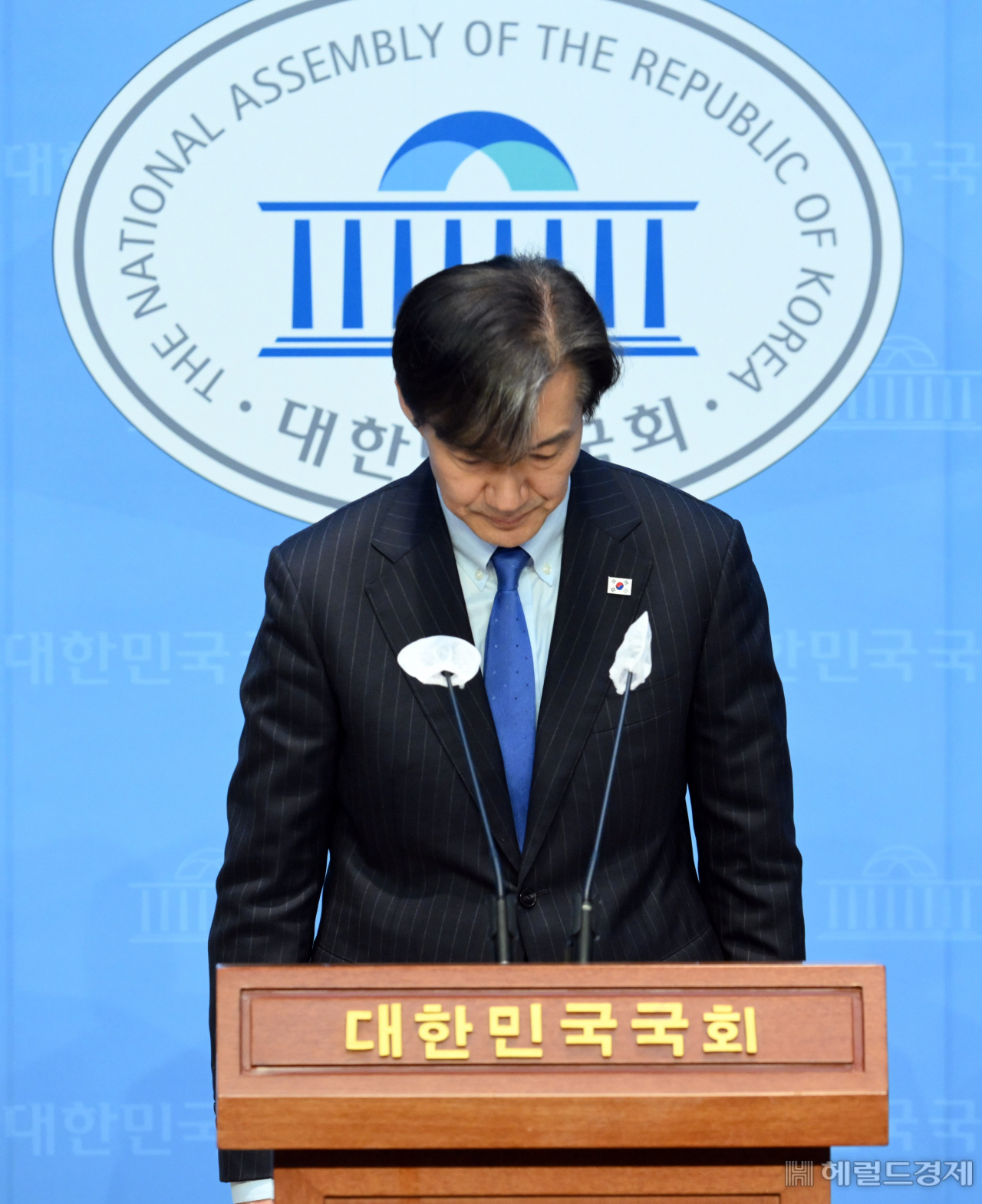 조국 조국혁신당 대표가 12일 오전 서울 여의도 국회 소통관에서 제22대 총선 관련 입장 발표 기자회견을 마치고인사를 하고 있다. 이상섭 기자
