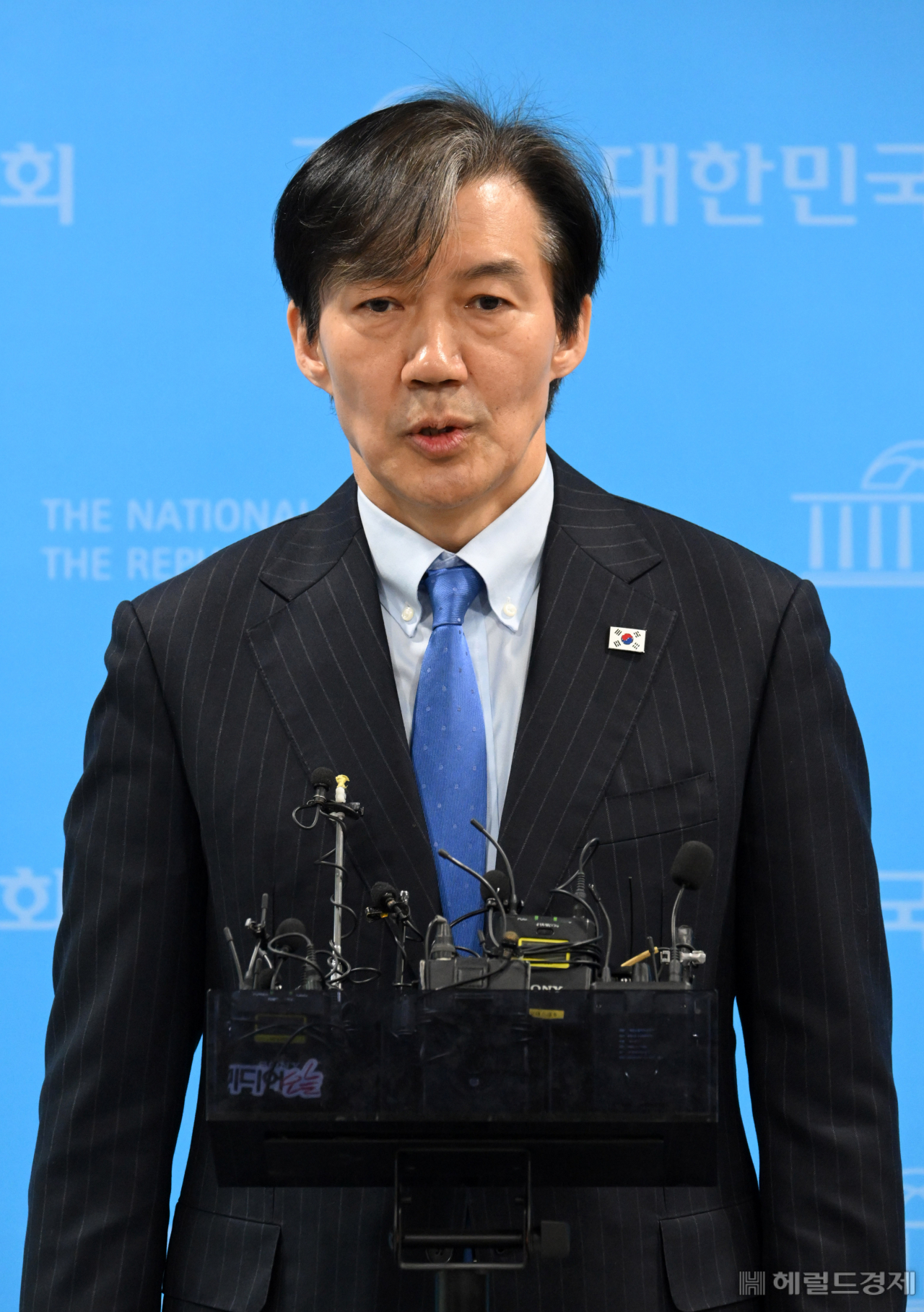 조국 조국혁신당 대표가 12일 오전 서울 여의도 국회 소통관에서 제22대 총선 관련 입장 발표 기자회견을 마치고 취재진의 질문에 답변을 하고 있다. 이상섭 기자