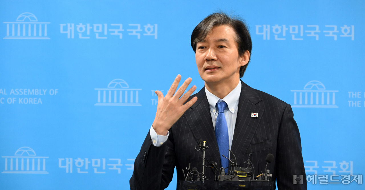 조국 조국혁신당 대표가 12일 오전 서울 여의도 국회 소통관에서 제22대 총선 관련 입장 발표 기자회견을 마치고 취재진의 질문에 답변을 하고 있다. 이상섭 기자