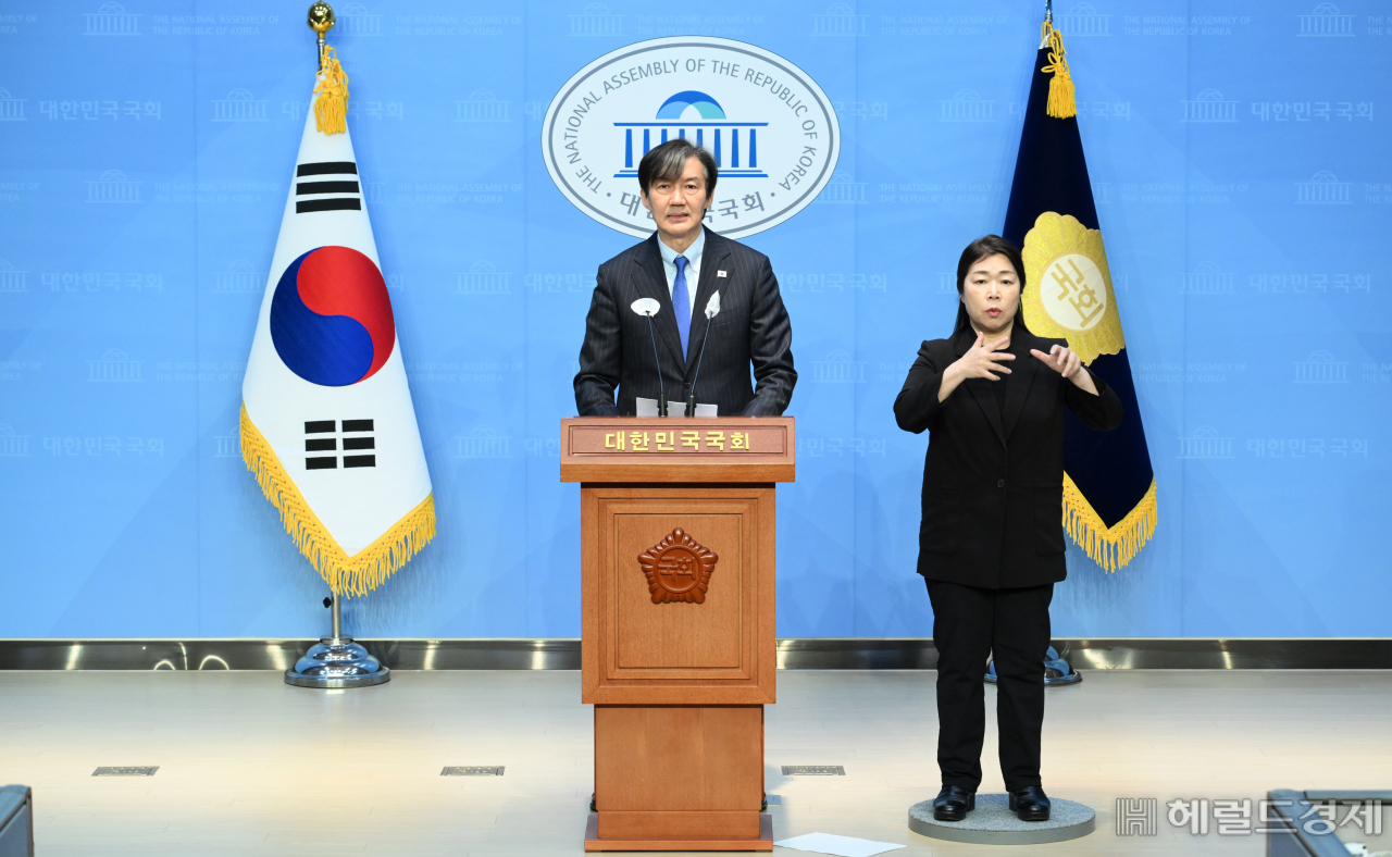 조국 조국혁신당 대표가 12일 오전 서울 여의도 국회 소통관에서 제22대 총선 관련 입장 발표 기자회견을 하고 있다. 이상섭 기자