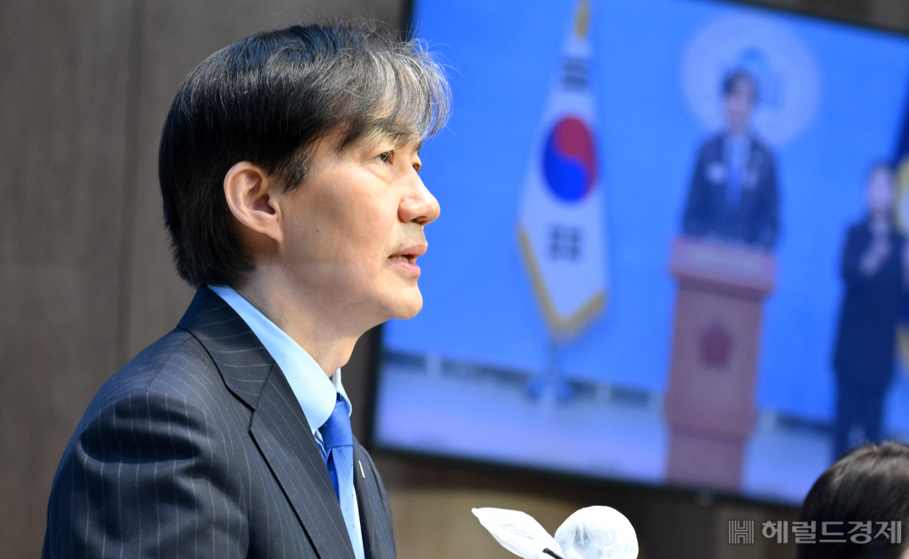조국 조국혁신당 대표가 12일 오전 서울 여의도 국회 소통관에서 제22대 총선 관련 입장 발표 기자회견을 하고 있다. 이상섭 기자