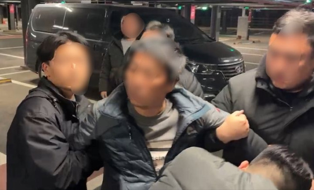 지난 8일 오후 충남 아산시의 한 새마을금고에 침입해 현금 1억여원을 훔쳐 달아난 40대가 범행 4시간여만에 경기 안성의 한 쇼핑몰에서 검거됐다.[충남경찰청 제공]