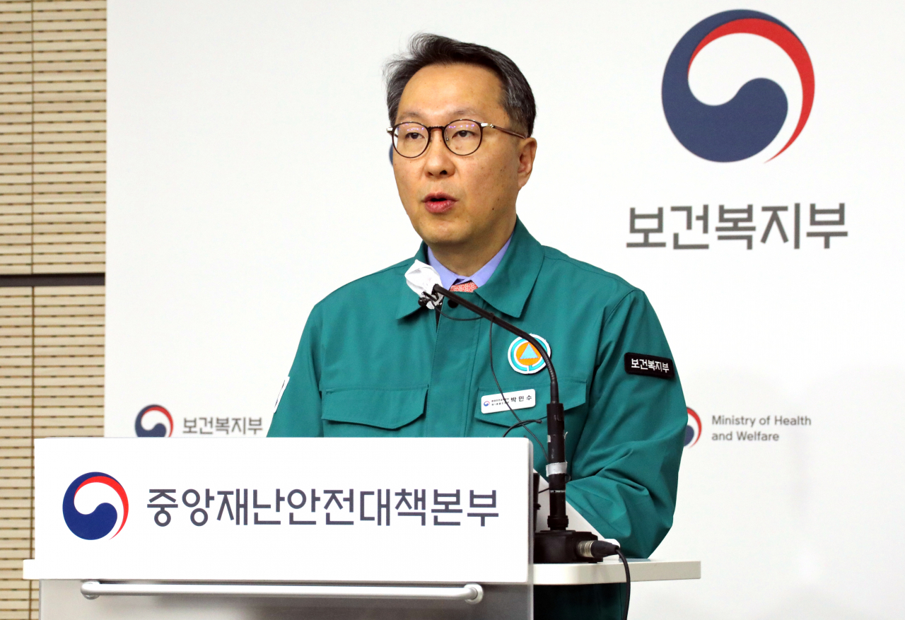 박민수 ‘의사 집단행동 중앙재난안전대책본부(중대본)’ 제1총괄조정관(보건복지부 2차관)이 12일 오전 정부세종청사에서 중대본 회의 결과를 발표하고 있다.[연합]
