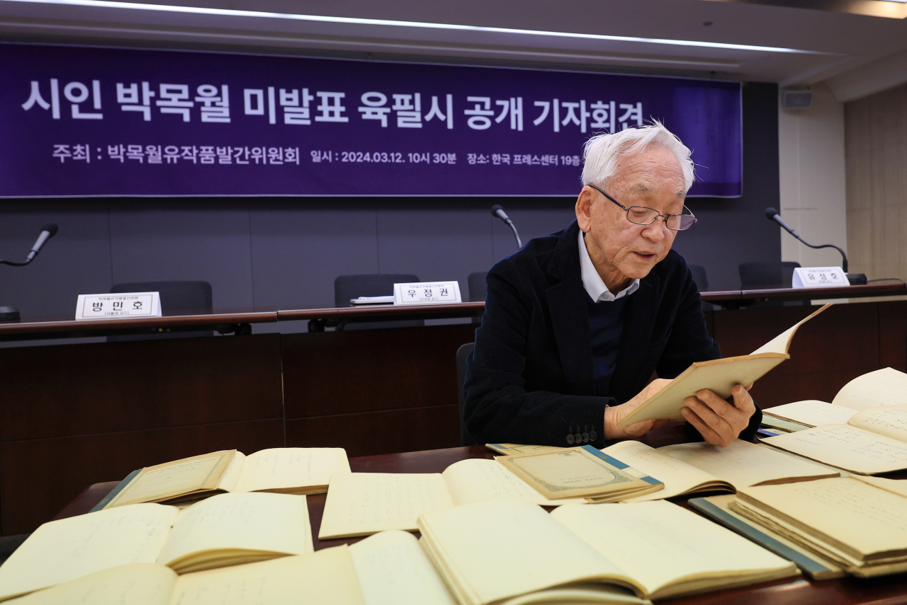 박목월 시인 장남인 박동규 서울대학교 명예교수가 12일 오전 서울 중구 한국프레스센터에서 박목월 시인의 미발표 육필 시를 공개하고 있다. 이날 박목월 유작품 발간위원회는 박동규 교수 자택에서 발견된 박목월 시인 미발표 시 290편 가운데 166편을 선별해 공개했다. [연합]