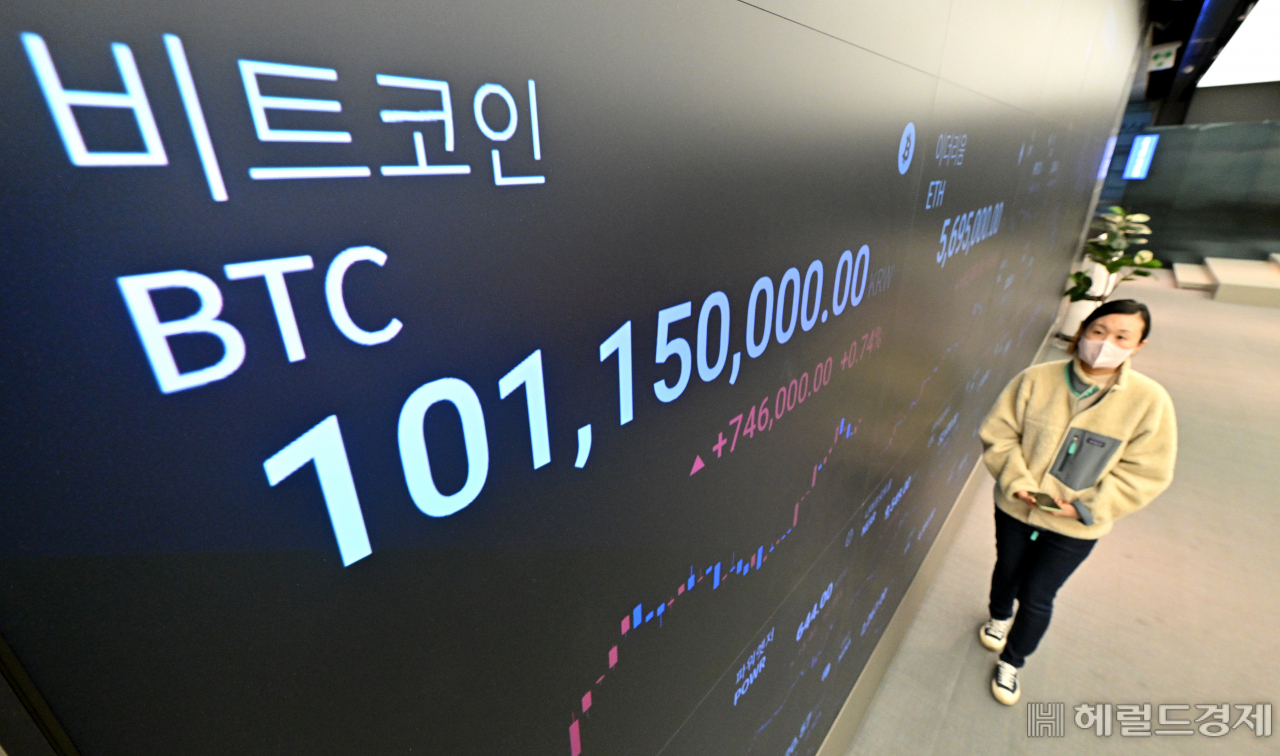 비트코인이 현물 상장지수펀드(ETF) 승인에 따른 자금 유입과 반감기에 대한 기대감이 맞물려 거래 가격이 1억 원을 돌파했다. 12일 서울 강남구 업비트 전광판에 비트코인 거래 가격이 표시되어 있다. 임세준 기자