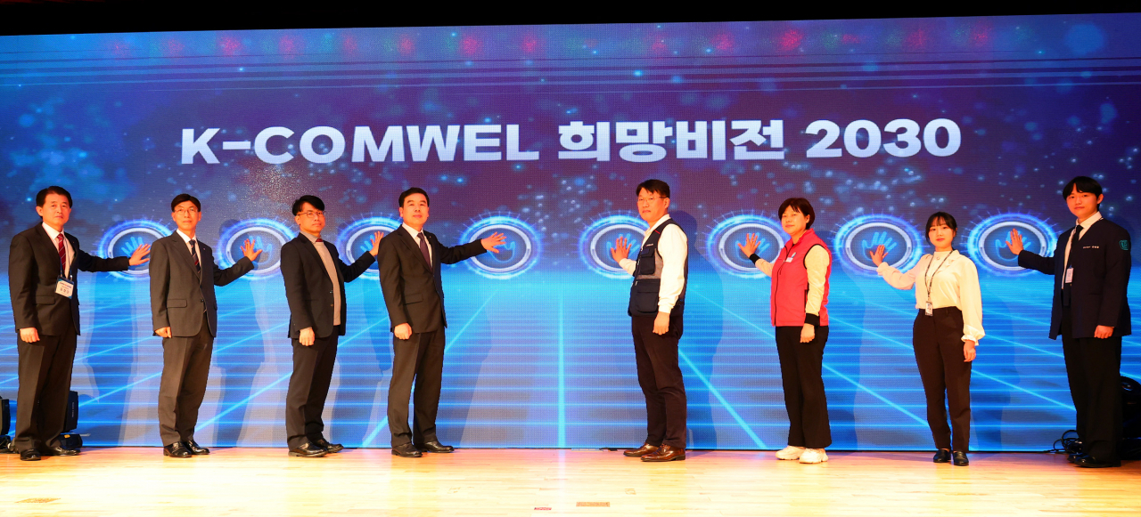 근로복지공단은 12일 공단 임원 및 전국 91개 지사장·병원장(솔선리더) 등 200여명이 참석한 가운데 새로운 비전 선포와 산재보험 운영 혁신을 위한 ‘2024년 솔선리더 혁신 결의대회’를 개최했다. 박종길 이사장(왼쪽 네번째)와 박진우 노조위원장(왼쪽 다섯번째)가 비전 선포 후 기념사진을 촬영하고 있다. [근로복지공단 제공]