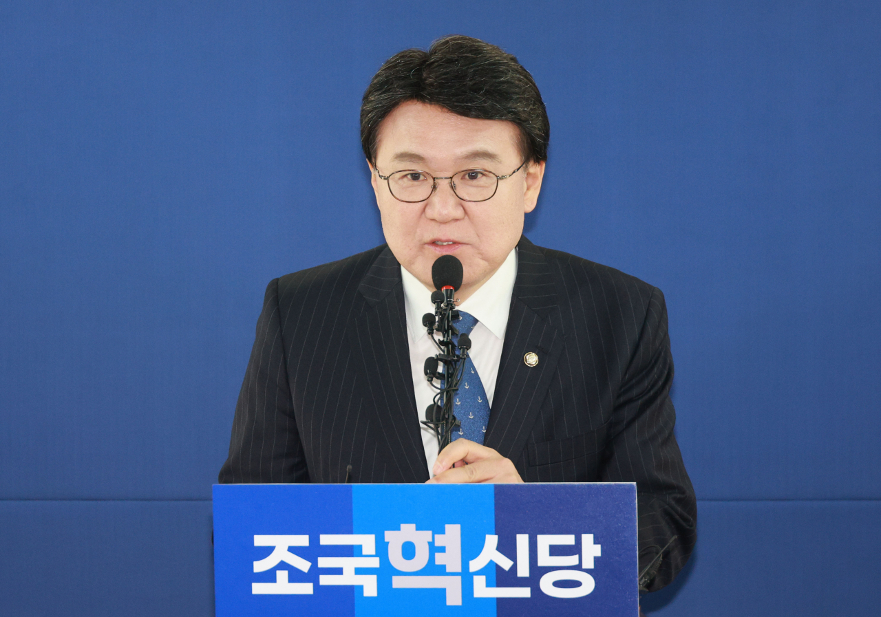 황운하 의원이 8일 오전 서울 여의도 조국혁신당 당사에서 열린 입당 기자회견에서 발언하고 있다. [연합]