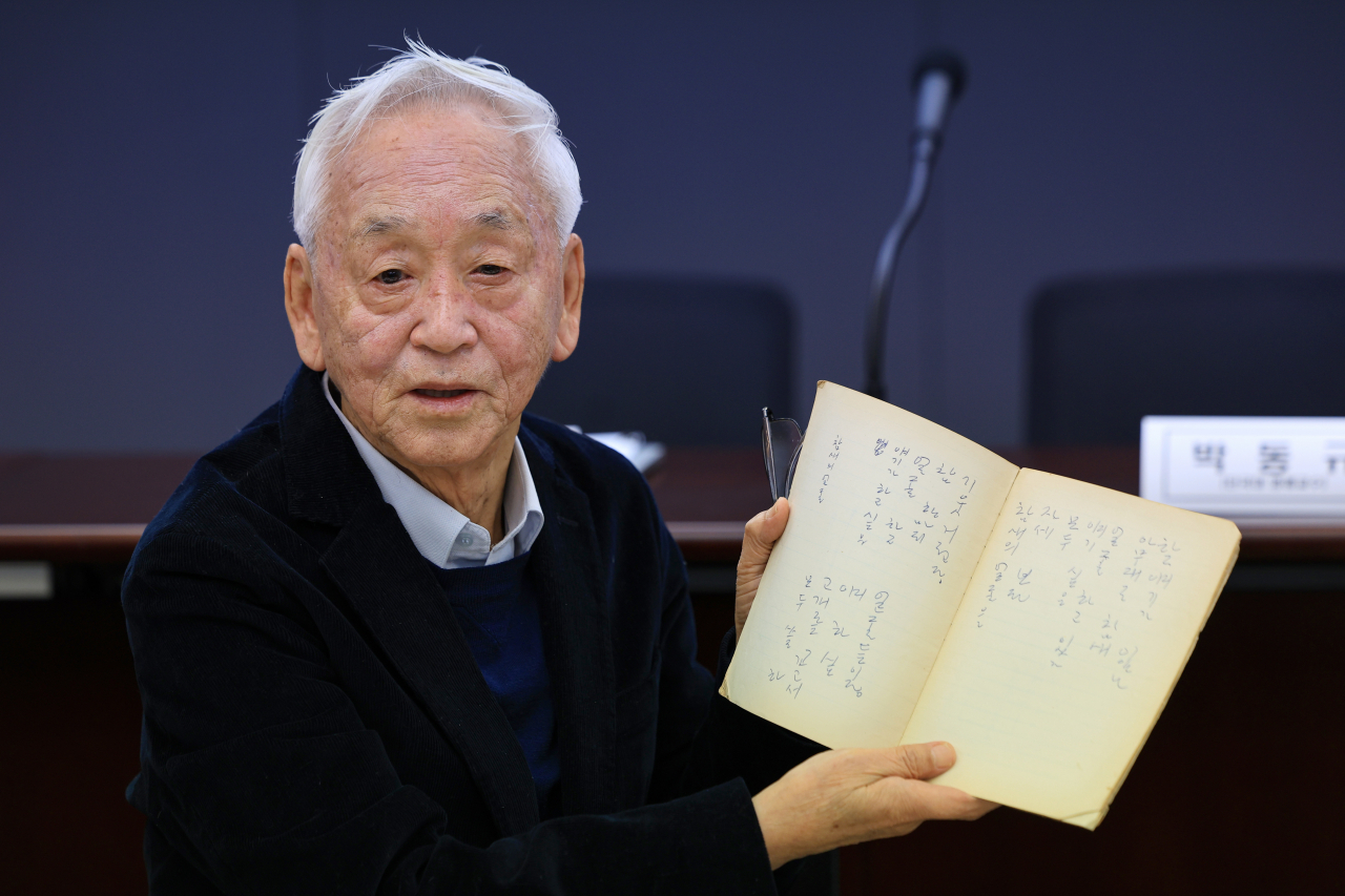 박목월 시인 장남인 박동규 서울대학교 명예교수가 12일 오전 서울 중구 한국프레스센터에서 열린 박목월 시인 미발표 육필 시 공개 기자회견에 앞서 박목월 시인 육필 시 노트를 들어보이고 있다. 이날 박목월 유작품 발간위원회는 박동규 교수 자택에서 발견된 박목월 시인 미발표 시 290편 가운데 166편을 선별해 공개했다. [연합]