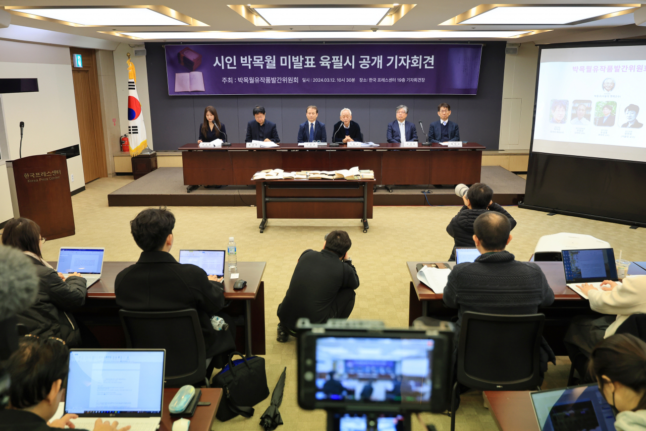 박목월 시인 장남인 박동규 서울대학교 명예교수가 12일 오전 서울 중구 한국프레스센터에서 열린 박목월 시인 미발표 육필 시 공개 기자회견에서 발언하고 있다. 이날 박목월 유작품 발간위원회는 박동규 교수 자택에서 발견된 박목월 시인 미발표 시 290편 가운데 166편을 선별해 공개했다. [연합]